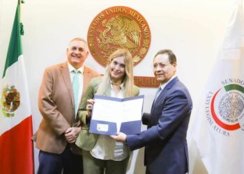 Recibió Maki Ortiz Constancia como Senadora de la República