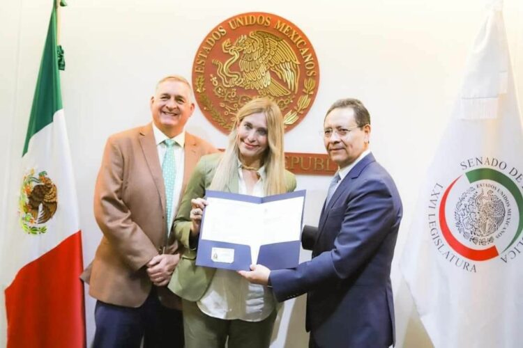 Recibió Maki Ortiz Constancia como Senadora de la República