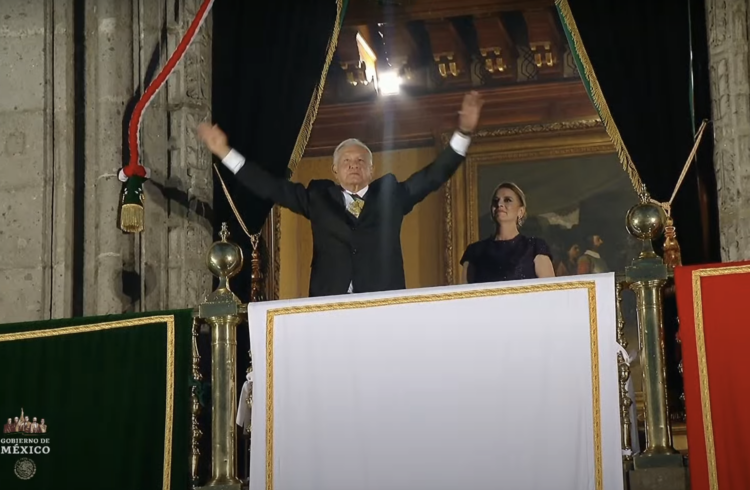 #EnVivo AMLO reconoce a trabajadores mexicanos en su última ceremonia del Grito de Independencia. Foto tomada de video