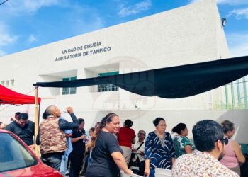 Protestan por falta de insumos en el Hospital Canseco de Tampico. Foto de Tania Villanueva/ EnUn2x3