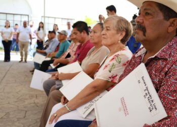 Reciben escrituras 50 familias en Victoria