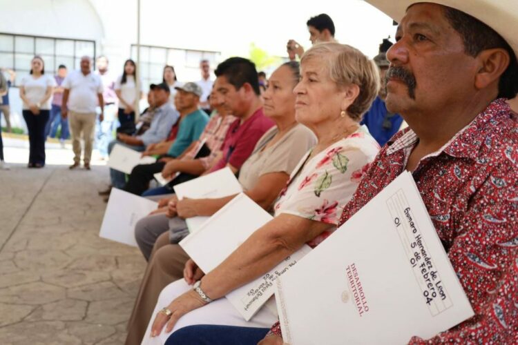 Reciben escrituras 50 familias en Victoria