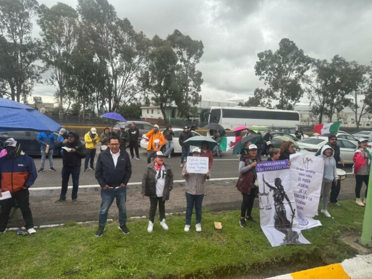 Trabajadores del Poder Judicial realizan jornada de bloqueo de carreteras en México. Foto cortesía Romeo Santos