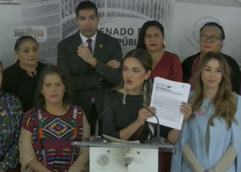 Andrea Chávez muestra denuncia contra Antonio Garci por difusión de imagen falsa. Foto tomada de video