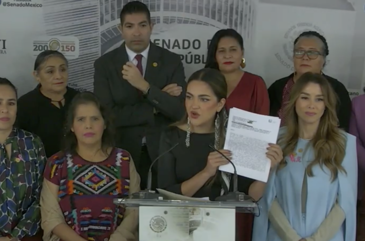 Andrea Chávez muestra denuncia contra Antonio Garci por difusión de imagen falsa. Foto tomada de video