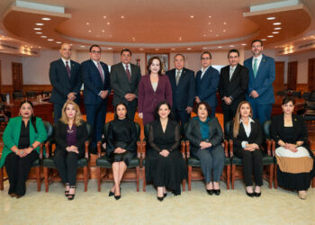 Carmen Lilia Canturosas presenta gabinete igualitario