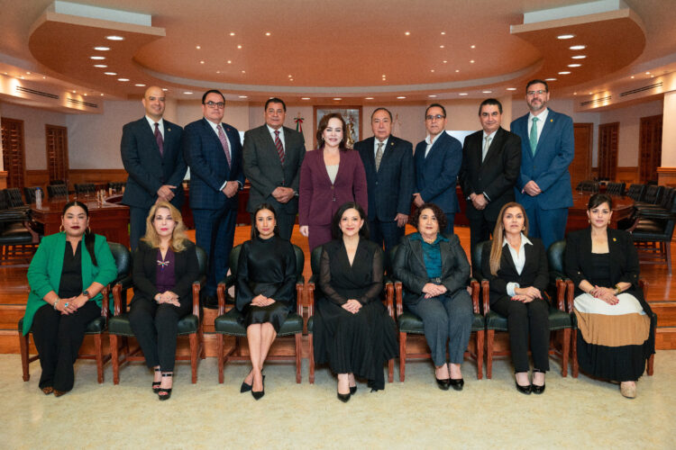 Carmen Lilia Canturosas presenta gabinete igualitario