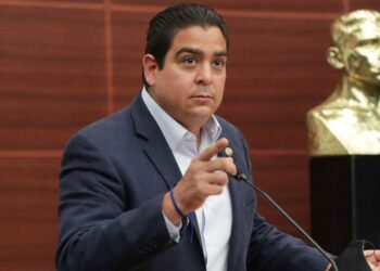 Aunque "nada impide a Cabeza de Vaca integrarse al Congreso" aún no labora