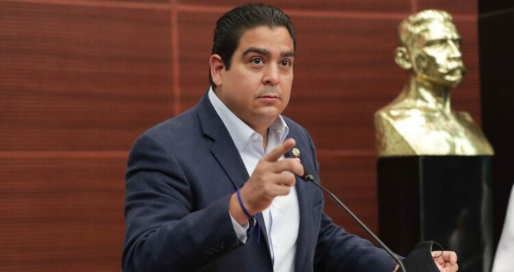 Aunque "nada impide a Cabeza de Vaca integrarse al Congreso" aún no labora