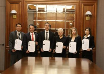 Entrega gobernador Fiat de notarios públicos