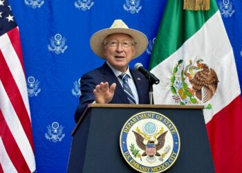 "Hay coordinación pero no subordinación", responde Sheinbaum a Salazar. Foto de X @USAmbMex