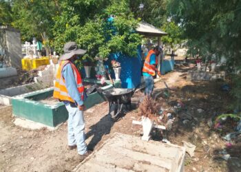 Realiza municipio de Victoria trabajos de limpieza para Día de Muertos
