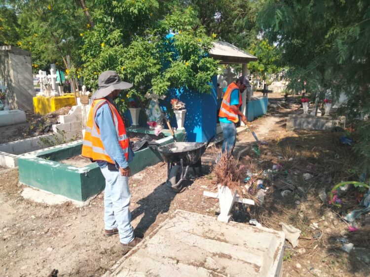 Realiza municipio de Victoria trabajos de limpieza para Día de Muertos