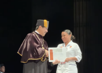 Reconoce la UAT a Danna Paola, amiga de Melanie, con Premio a la Labor Humanista. Foto tomada de video