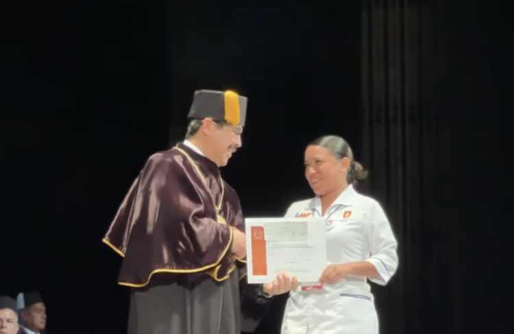 Reconoce la UAT a Danna Paola, amiga de Melanie, con Premio a la Labor Humanista. Foto tomada de video