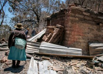 Señora mirando los escombros de Cerro Metate, México. Foto de Juana García, utilizada con su permiso.