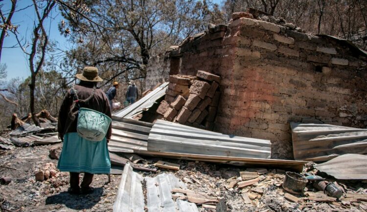 Señora mirando los escombros de Cerro Metate, México. Foto de Juana García, utilizada con su permiso.