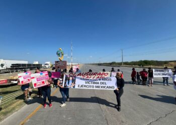 Manifestación en el Puente del Comercio Mundial de Nuevo Laredo; exigen justicia y responsabilidad a las fuerzas de seguridad. Foto EnUn2x3