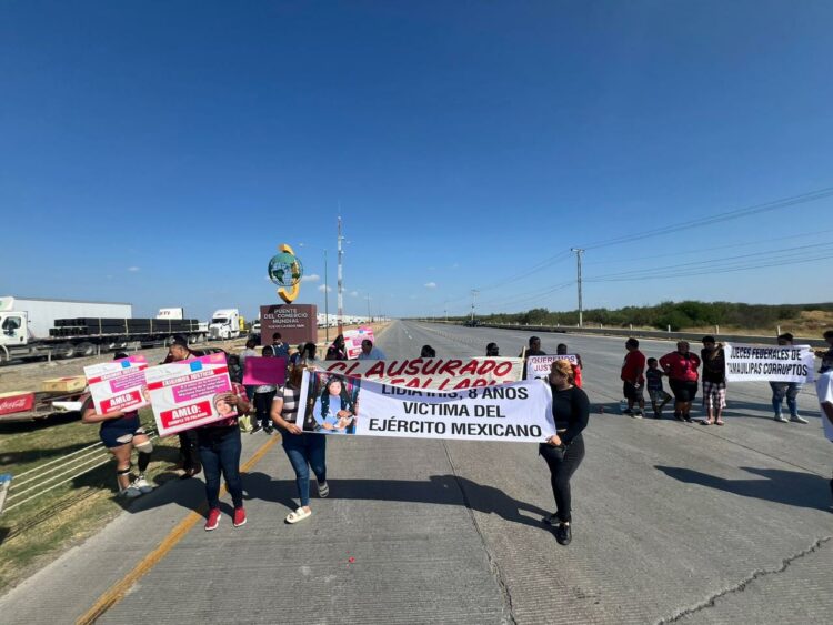 Manifestación en el Puente del Comercio Mundial de Nuevo Laredo; exigen justicia y responsabilidad a las fuerzas de seguridad. Foto EnUn2x3
