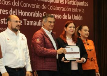 Entrega gobernador reconocimientos a servidores públicos capacitados por el Senado