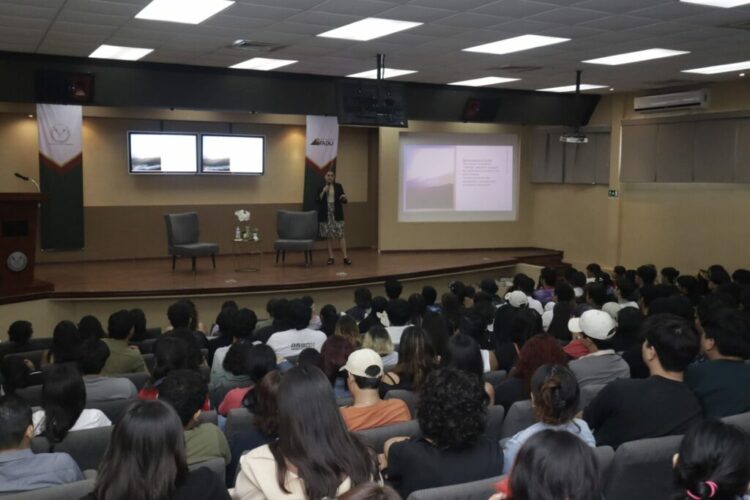 Imparte la UAT conferencia sobre las redes sociales y su impacto en la formación de la juventud