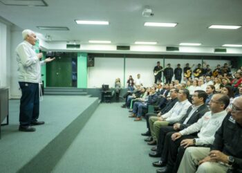 Decano de la UAT, Luis Navarro Roso, se despide de la cátedra con emotivo homenaje