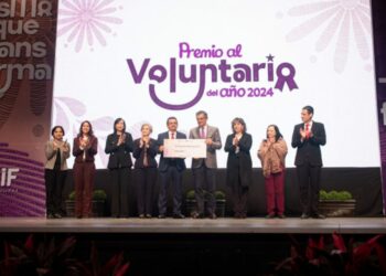 Premian Américo y María de Villarreal a los voluntarios del año