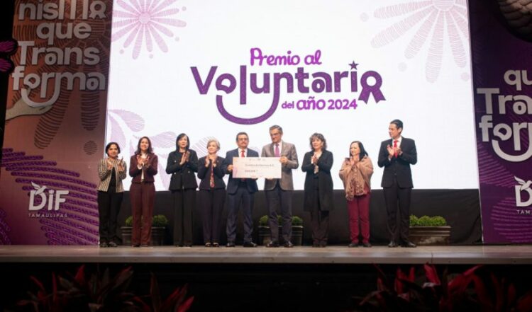 Premian Américo y María de Villarreal a los voluntarios del año