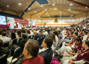 Gobernador y rector hacen entrega histórica de equipos de cómputo a estudiantes y docentes de la UAT