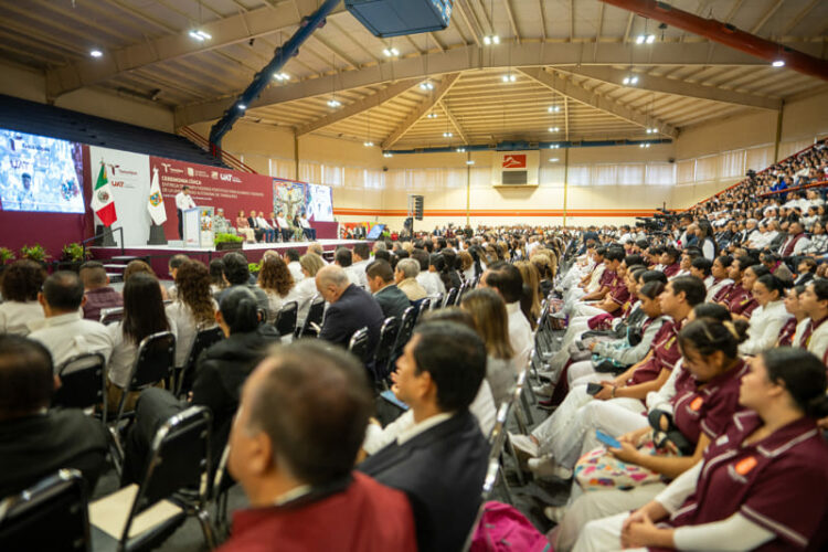 Gobernador y rector hacen entrega histórica de equipos de cómputo a estudiantes y docentes de la UAT