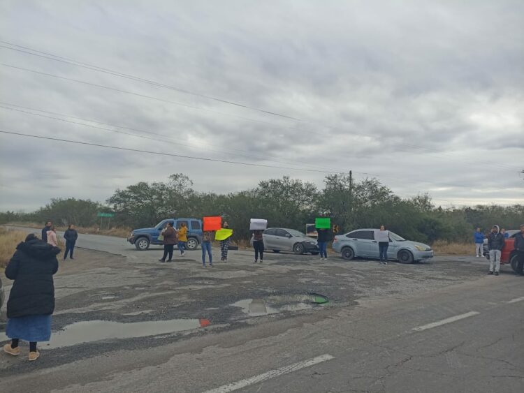 Bloquean carretera por falta de electricidad en ejidos de Reynosa