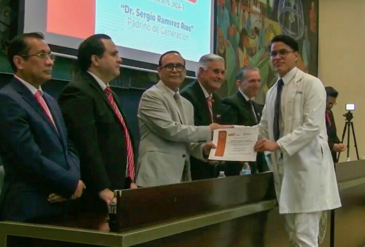 Entrega la UAT nueva generación de egresados de la Facultad de Medicina Tampico