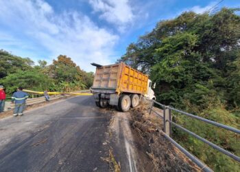 Choque de camión provoca cierre de circulación en Gómez Farías. Foto cortesía