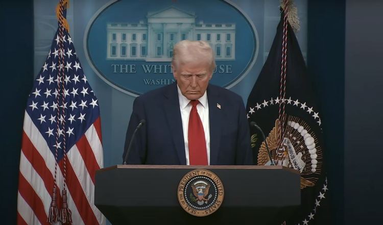 Trump culpa a controladores aéreos de accidente de avión en Washington. Foto tomada de video