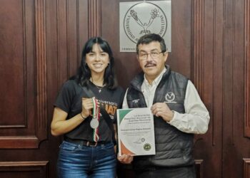 Felicita Dámaso Anaya a Regina Pedraza Lerma exitosa esgrimista de la UAT