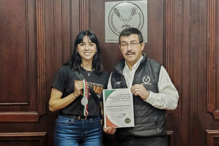 Felicita Dámaso Anaya a Regina Pedraza Lerma exitosa esgrimista de la UAT