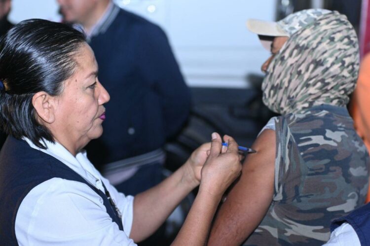 Inmunizan a empleados del Municipio contra enfermedades respiratorias