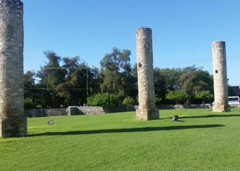 Otra perspectiva de las tres columnas en el predio del ITIFE. Al fondo se aprecia el fraccionamiento del FOVISSSTE. Foto: José Luis Aguilar Guajardo.