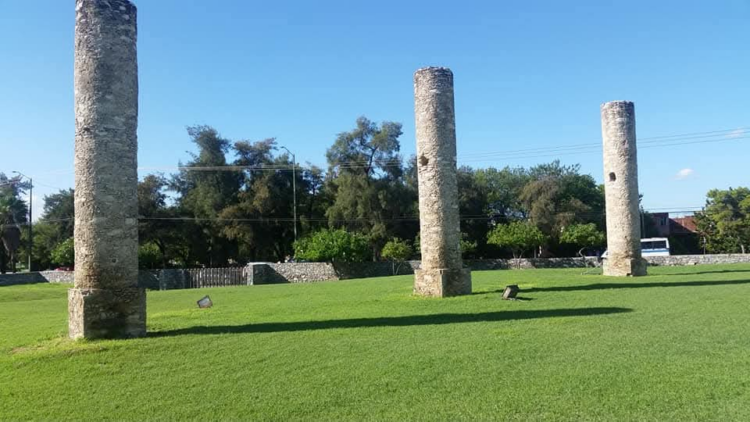 Otra perspectiva de las tres columnas en el predio del ITIFE. Al fondo se aprecia el fraccionamiento del FOVISSSTE. Foto: José Luis Aguilar Guajardo.