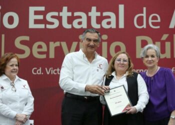 Entrega Américo Premio Estatal de Antigüedad en el Servicio Público 2024