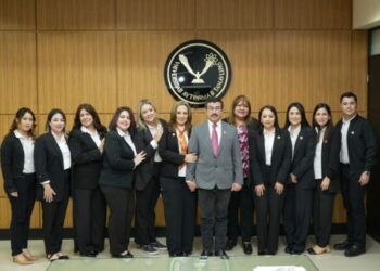 El rector Dámaso Anaya entrega nombramientos a titulares de Familia UAT