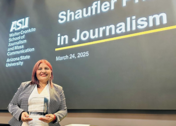 Martha Olivia López recibe el Premio Shaufler de Periodismo. Foto EnUn2x3