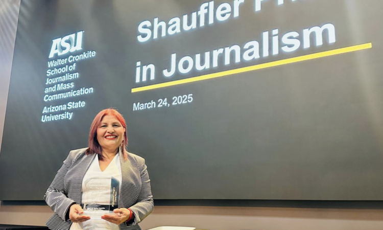 Martha Olivia López recibe el Premio Shaufler de Periodismo. Foto EnUn2x3