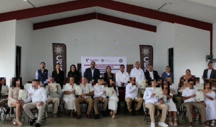 Formalizan su unión 13 parejas en el CEDES de Matamoros