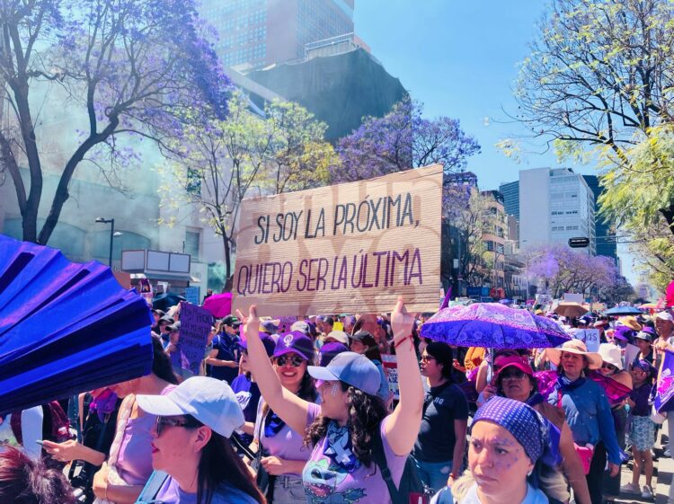 Primera marcha de 8M en la era Sheinbaum reúne a más 200 mil mujeres en Ciudad de México. Foto de Tania Villanueva