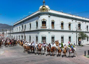Con cabalgata celebran bicentenario de fundación de Victoria