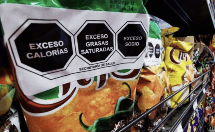 Empresas que se opusieron al etiquetado ahora “se alían” con la SEP. Foto de web