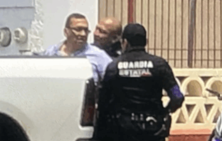 Investigan a policías que detuvieron a delegado del IMSS. Foto de redes