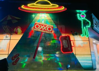 Oxxo de playa Miramar luce decoración alusiva a los ovnis. Foto de Tania Villanueva para EnUn2x3