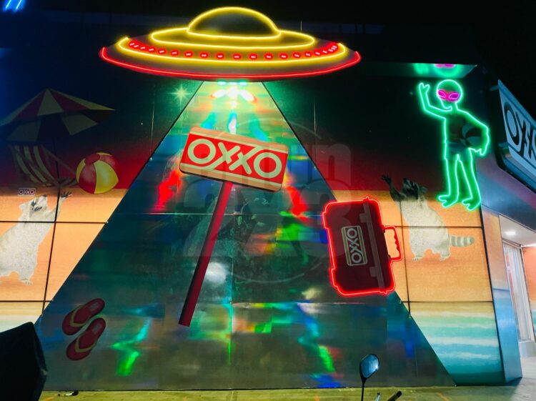 Oxxo de playa Miramar luce decoración alusiva a los ovnis. Foto de Tania Villanueva para EnUn2x3